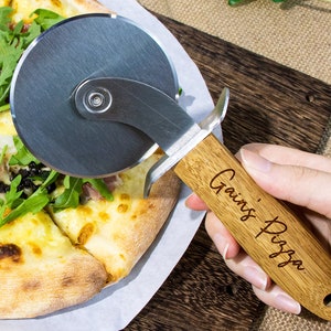 Personalisierter Pizzaschneider, individuell gravierter Pizzaschneider, Holzgriff-Handwerker-Pizzaschneider, personalisiertes Einweihungsgeschenk, Küchengeschenk