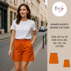 Op de afbeelding: Een vrouw draagt een wit t-shirt en een oranje short. De afbeelding bevat een naaipatroon met de tekst "WOMEN SHORTS SEWING PATTERN" en maatdetails: US 2 tot 30, XS tot 4XL, A0/A4/US LETTER.