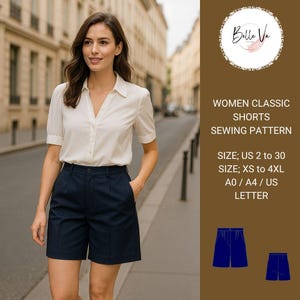 Puede incluir: Una mujer con camisa blanca de manga corta y pantalones cortos azul marino. La imagen incluye el texto "WOMEN CLASSIC SHORTS SEWING PATTERN" e información de tallas: US 2 a 30 y XS a 4XL.