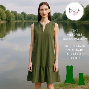 Pode incluir: Um mini vestido verde oliva com decote em V e bainha com babados. O vestido sem mangas chega até a meio da coxa. A imagem inclui o texto "TENT MINI DRESS SEWING PATTERN" e informações de tamanho.