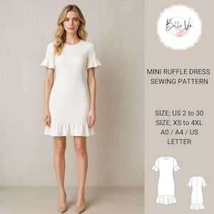Könnte beinhalten: Eine Frau in einem weißen Mini-Rüschenkleid mit kurzen Ärmeln und Rüschensaum. Das Kleid ist ein Schnittmuster mit dem Text "MINI RUFFLE DRESS SEWING PATTERN" und Größenangaben. Das Kleid ist in den Größen US 2 bis 30 und XS bis 4XL erhältlich.