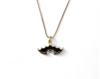 Collar con dije de murciélago de Halloween relleno de oro