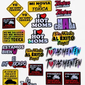 Puede incluir: Una colección de 202 diseños digitales de pegatinas con varias frases en español e inglés, incluyendo textos como "Mi Novia Es Toxica", "Hot Moms" y "Todas Mienten", con elementos gráficos como motocicletas, corazones y señales de advertencia.
