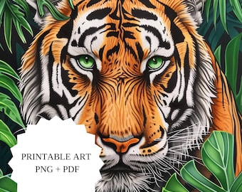Puede incluir: Una ilustración digital de una cara de tigre con ojos verde brillante, pelaje naranja y rayas negras, rodeada de hojas tropicales verdes. Una etiqueta blanca en forma de estrella contiene el texto PRINTABLE ART PNG + PDF.