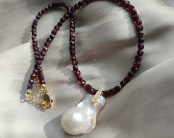 Tour de cou de perles grenat avec pendentif perle baroque, perles grenat facettées, 40 + 5 cm