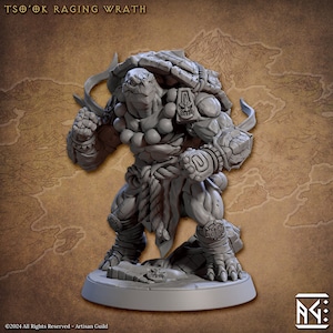 Op de afbeelding: Een grijs, gedetailleerd miniatuurbeeldje van een schildpadachtig wezen met een gespierd lichaam, dat een touwgordel en een kralenketting draagt. Het wezen heeft een woeste uitdrukking en staat in een vechtpose. Het miniatuur is gelabeld met "TSO'OK RAGING WRATH".