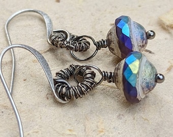 Boucles d’oreilles en verre satellite en verre tchèque, facettes iridescentes, lien enveloppé de fil d’argent antique et fils d’oreille