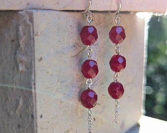 Boucles d’oreilles Red Dangle, Boucles d’oreilles Clip On, Boucles d’oreilles en verre opale poli feu et en argent, Cadeau de la Saint-Valentin, Boucles d’oreilles rouge grenat foncé, Coffret cadeau