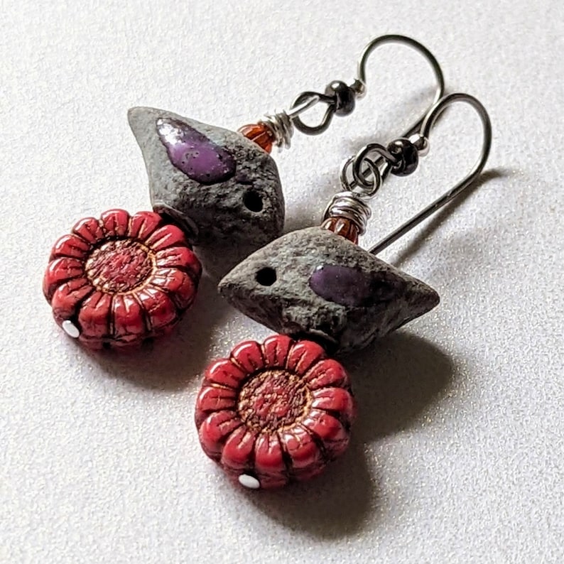 Boucles d'oreilles oiseau et tournesol, fils d'oreille hypoallergéniques en niobium, birdies en céramique artisanaux venus de Pologne, cadeau parfait pour maman image 1