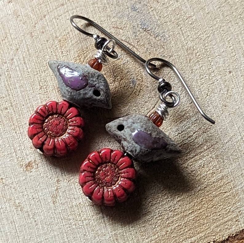 Boucles d'oreilles oiseau et tournesol, fils d'oreille hypoallergéniques en niobium, birdies en céramique artisanaux venus de Pologne, cadeau parfait pour maman image 6