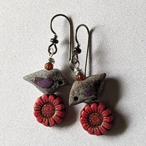 Boucles d'oreilles oiseau et tournesol, fils d'oreille hypoallergéniques en niobium, birdies en céramique artisanaux venus de Pologne, cadeau parfait pour maman image 3