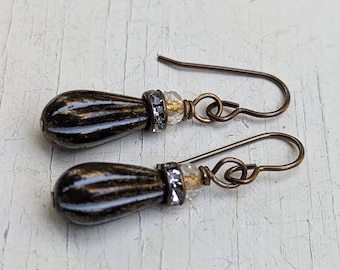 Boucles d'oreilles pendantes en verre tchèque, verre bronzé, surmontées de rondelles scintillantes et de cristaux dorés, suspendues à des fils d'oreilles en laiton Vintaj