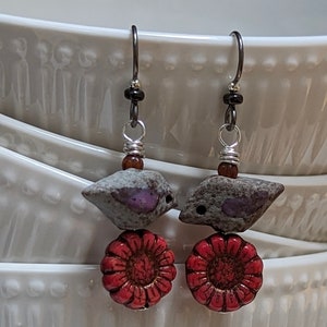 Boucles d'oreilles oiseau et tournesol, fils d'oreille hypoallergéniques en niobium, birdies en céramique artisanaux venus de Pologne, cadeau parfait pour maman image 4