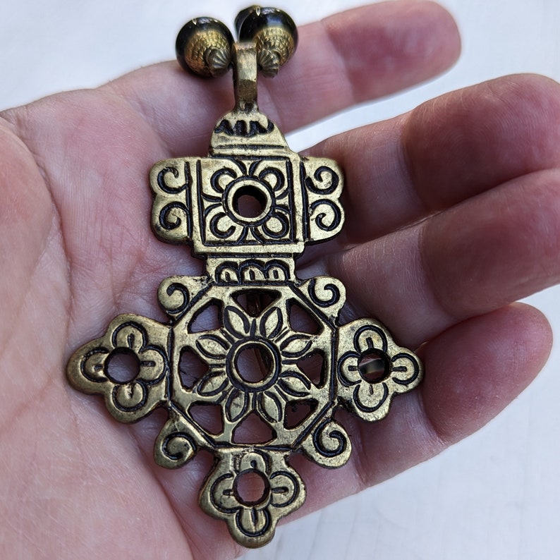 Impresionante collar largo de cruz etíope de latón grande, con cuentas tibetanas cubiertas de latón de ónix negro de Nepal y cuentas facetadas de vidrio checo imagen 5
