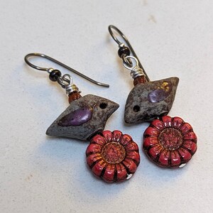 Boucles d'oreilles oiseau et tournesol, fils d'oreille hypoallergéniques en niobium, birdies en céramique artisanaux venus de Pologne, cadeau parfait pour maman image 2