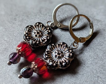 Boucles d'oreilles pendantes en verre tchèque à fleurs noires sur des crochets ronds à levier