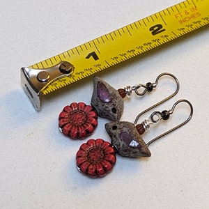 Boucles d'oreilles oiseau et tournesol, fils d'oreille hypoallergéniques en niobium, birdies en céramique artisanaux venus de Pologne, cadeau parfait pour maman image 5