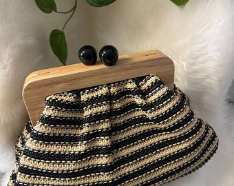 Middelgrote clutch van raffia, magnetische sluiting met kettingriem, etui