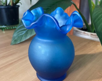 Vase bleu opaque en verre italien à bords volantés