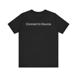 Könnte beinhalten: Schwarzes T-Shirt mit dem weißen Text "Connect to Source" mittig auf der Brust. Das Shirt hat kurze Ärmel und einen Rundhalsausschnitt. Der Stoff scheint weich und bequem zu sein.