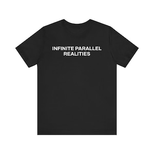 Könnte beinhalten: Schwarzes T-Shirt mit dem weißen Text "INFINITE PARALLEL REALITIES" auf der Brust. Das T-Shirt hat kurze Ärmel und einen Rundhalsausschnitt. Der Stoff scheint weich und bequem zu sein.