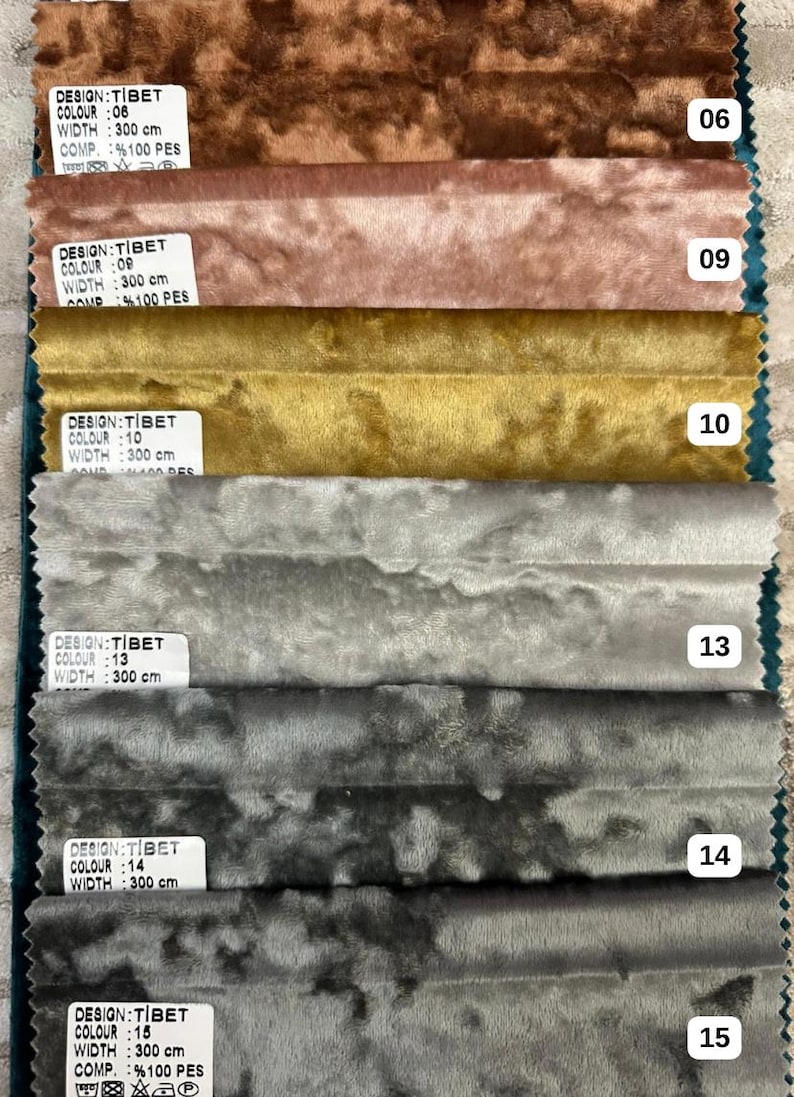 K&ouml;nnte beinhalten: Ein Stoffmuster-Set mit sechs horizontalen Streifen aus Knitter-Samt in Braun, Altrosa, Senfgelb, Hellgrau, Dunkelgrau und Anthrazit. Jeder Streifen hat ein wei&szlig;es Etikett mit Text, darunter DESIGN:TIBET, WIDTH: 300 cm und 100 PES.