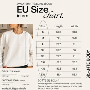 Może przedstawiać: Biała bluza Gildan 18000 z tabelą rozmiar&oacute;w UE w centymetrach. Tabela zawiera wymiary dla rozmiar&oacute;w od S do 5XL, w tym długość i szerokość. Pokazano r&oacute;wnież skale grubości i miękkości tkaniny. Bluza jest lekka i puszysta w środku.