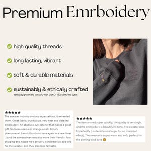 Może przedstawiać: Ciemnoszara bluza z haftowanymi detalami. Obraz zawiera tekst &bdquo;Premium Embroidery&rdquo; i podkreśla cechy takie jak wysokiej jakości nici i miękkie materiały. Bluza ma mały haftowany wz&oacute;r na rękawie.