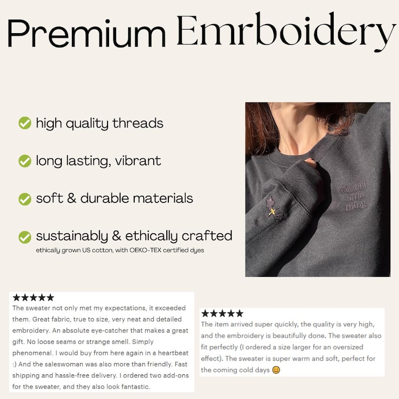 Może przedstawiać: Ciemnoszara bluza z haftowanymi detalami. Obraz zawiera tekst &bdquo;Premium Embroidery&rdquo; i podkreśla cechy takie jak wysokiej jakości nici i miękkie materiały. Bluza ma mały haftowany wz&oacute;r na rękawie.