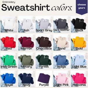 Może przedstawiać: Siatka bluz henley w r&oacute;żnych kolorach, w tym białym, czarnym i czerwonym. Obraz zawiera tekst "Embroidery Sweatshirt colors" i "choose yours". Każda bluza prezentowana jest na tle dżinsu.