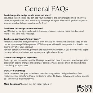 Może przedstawiać: Kremowa strona z nagł&oacute;wkiem "General FAQs" pogrubioną czcionką. Tekst zawiera odpowiedzi na najczęściej zadawane pytania dotyczące personalizacji, podgląd&oacute;w i zmian w zam&oacute;wieniach. W prawym dolnym rogu znajduje się nazwa marki "BRONTE BODY."
