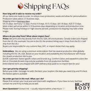 Może przedstawiać: Białe tło z tekstem "Shipping FAQs" i małą brązową ikoną pudełka. Tekst zawiera informacje o czasie przetwarzania zam&oacute;wień, miejscach wysyłki i opłatach importowych. Dotyczy r&oacute;wnież wysyłki priorytetowej i zagubionych zam&oacute;wień.