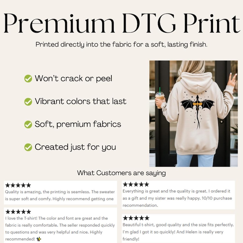 Puede incluir: Una sudadera con capucha de color beige que presenta un gr&aacute;fico de un drag&oacute;n negro en la espalda. La imagen incluye el texto Premium DTG Print, Printed directly into the fabric for a soft, lasting finish y rese&ntilde;as de clientes con cinco estrellas.