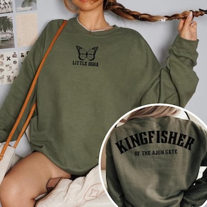 Bluza z kapturem Little Osha Kingfisher of the Ajun Gate Quicksilver merch Diabeł tkwi w szczegółach prezent dla czytelnika booktok Sweter z kapturem