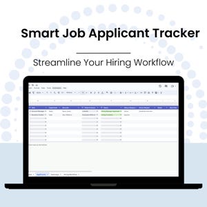 Könnte beinhalten: Ein Laptop-Bildschirm zeigt eine Tabellenkalkulation mit dem Titel "Smart Job Applicant Tracker" und dem Text "Streamline Your Hiring Workflow". Die Tabellenkalkulation enthält Spalten für "Rolle", "Abteilung", "Recruiter", "Empfehlungsquelle", "Genehmigung des einstellenden Managers", "Status", "Aktive Kategorie", "Erforderliche Aktion", "Notizen" und "Startdatum".