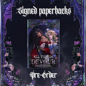 Może przedstawiać: Okładka książki "All Things Devour" autorstwa Mawce Hanlin, z gotycką ilustracją trzech postaci. Słowa "Signed paperbacks" i "Pre-order" są wyświetlane ozdobnymi czcionkami. Okładka ma ciemnofioletową obwódkę z kwiatowymi akcentami.