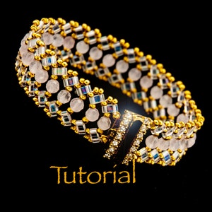 Può includere: Un braccialetto di perline dorate e bianche con pietre rosa e una chiusura. Il braccialetto è su uno sfondo nero. Tutorial.