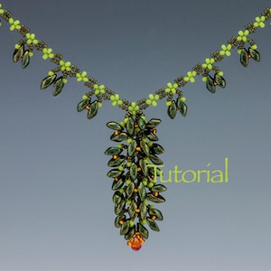 Op de afbeelding: Een groene en bruine kralenketting met een hanger van groene en bruine kralen. De hanger heeft de vorm van een tros bladeren.