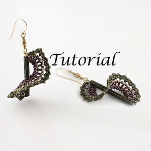 Könnte beinhalten: Ein Paar grüne und violette Perlenohrringe mit einem Spiraldesign. Die Ohrringe sind aus Perlen gefertigt und haben goldene Ohrhaken. Die Ohrringe sind vor einem weißen Hintergrund mit dem Wort "Tutorial" in Schwarz abgebildet.