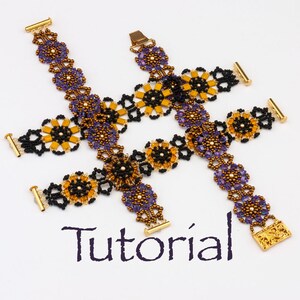 Könnte beinhalten: Zwei Perlenarmbänder mit goldenen Verschlüssen. Ein Armband ist lila und gold, das andere ist schwarz, gold und gelb. Die Armbänder sind in Form einer Acht angeordnet. Das Wort "Tutorial" ist in Schwarz unter den Armbändern geschrieben.