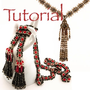 Può includere: Due collane di perline con perline nere e rosse e nappine. Le collane sono realizzate con perline a seme e presentano un motivo ripetitivo di perline rosse e nere. Le nappine sono realizzate con perline nere e sono lunghe circa 7,5 cm. La parola "Tutorial" è scritta in lettere rosse nella parte superiore dell'immagine.