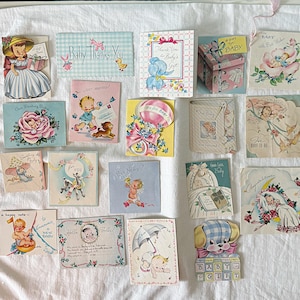 19 1940s Vintage zierliches kleines Geschenk Willkommen BABY Ankündigungskarten Karte Scrapbooking Crafting Ephemera Craft Destash Wörter Misc Pieces