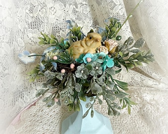 Pájaro elevado en nido, decoración de primavera y Pascua