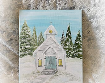 Puede incluir: Una pintura de una iglesia cubierta de nieve con una cruz en la parte superior, sobre un cielo azul claro. La iglesia tiene un exterior blanco, puertas turquesas y ventanas amarillas. Hay árboles de hoja perenne a ambos lados de la iglesia. El texto "Rosechicfriends" está en la esquina superior izquierda.