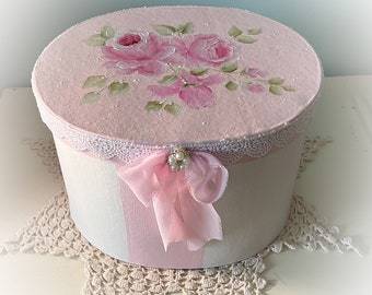 Grande confezione regalo ovale in cartapesta rosa bianca con ciondoli, rose rosa dipinte a mano shabby chic