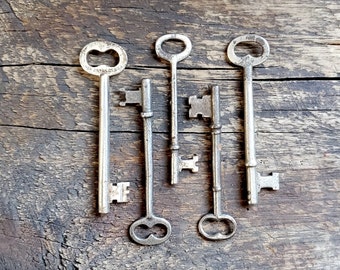 5 Vintage Closed Barrel Skeleton Keys