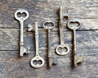 5 Vintage Closed Barrel Skeleton Keys