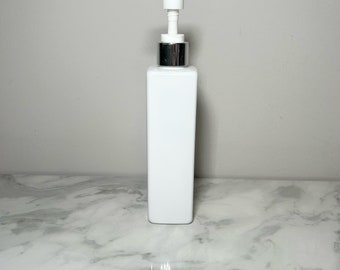 Flacon pompe carré blanc de 250 ml avec pompe blanche et argentée