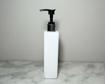 Weiße quadratische 250ml Pumpflasche mit schwarz-silberner Pumpe