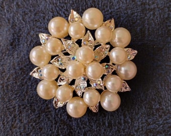 Broche élégante en métal et perles - Pièce phare fabriquée à la main